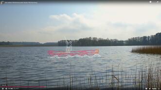 Visualisierung eines Pfahlbau-Menschen in einem Einbaum auf einer Filmsequenz von einem See