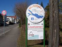Ortseingangstafeln in Litzelstetten zum UNESCO-Welterbe Prähistorische Pfahlbauten um die Alpen