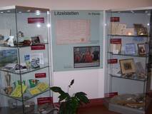 Ausstellungsvitrinen im Foyer des Litzelstetter Rathauses / Ortsverwaltung