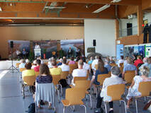 Hochrangige Redner in der Litzelstetter Seeblickhalle zur Einweihung des Bronze-Alpenreliefs am 26.06.2022