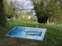 Informationstafel zum UNESCO-Welterbe der Prähistorischen Pfahlbauten um die Alpen am Rastplatz in der Litzelstetter Großherzog-Friedrich-Straße