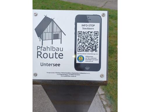 Metallstele mit QR-Codetafel am Info-Stop Steckborn an der Pfahlbau-Route Untersee, (c) Foto: Stadt Steckborn