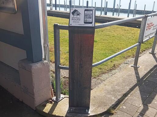 Metallstele mit QR-Codetafel zum Info-Stop Öhningen-Oberstaad an der Pfahlbau-Route Untersee