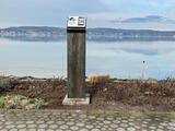 Metallstele mit QR-Codetafel zum Info-Stop Moos-Iznang unserer Pfahlbau-Route um den Untersee