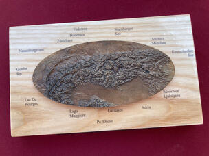 Miniatur-Alpenrelief aus Bronze