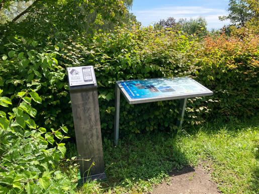 Probeaufstellung der Metallstele mit QR-Codetafel für den "Info-Stop Konstanz Litzelstetten" der Pfahlbau-Route um den Überlinger See