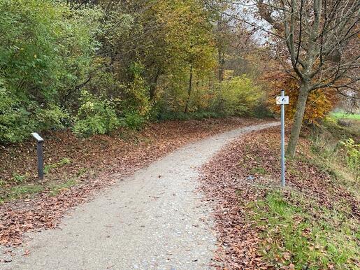 Info-Stop "Mainau" mit Metall-Stele und Hinweisschild