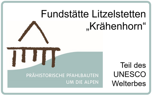 Hinweisschild zur Fundstätte Litzelstetten-Krähenhorn des UNESCO-Welterbes "Prähistorische Pfahlbauten um dei Alpen"