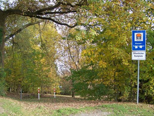 Rastplatz am Bodensee-Radweg in der Großherzog-Friedrich-Straße in Litzelstetten, (c) Foto Wolfgang Flick, Konstanz