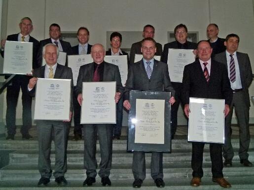 Der Konstanzer Bürgermeister Werner (unten, 2. von links)  nimmt eine Kopie der UNESCO-Urkunde in Empfang, (c) Landesamt für Denkmalpflege Baden-Württemberg