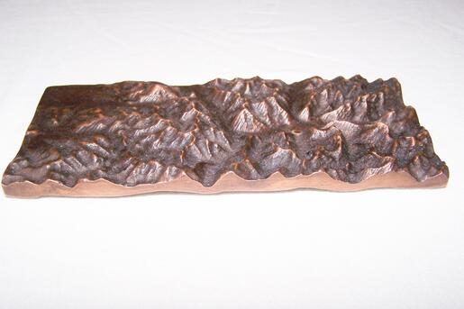 Probeguss eines Alpenausschnitts in Bronze
